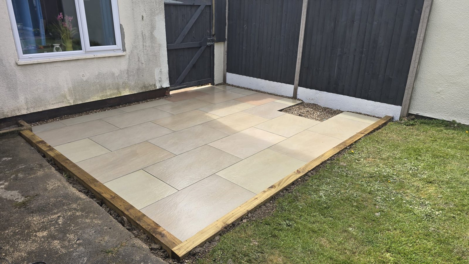 Domestic garden fencing and landscaping by Riverside Fencing Contractors