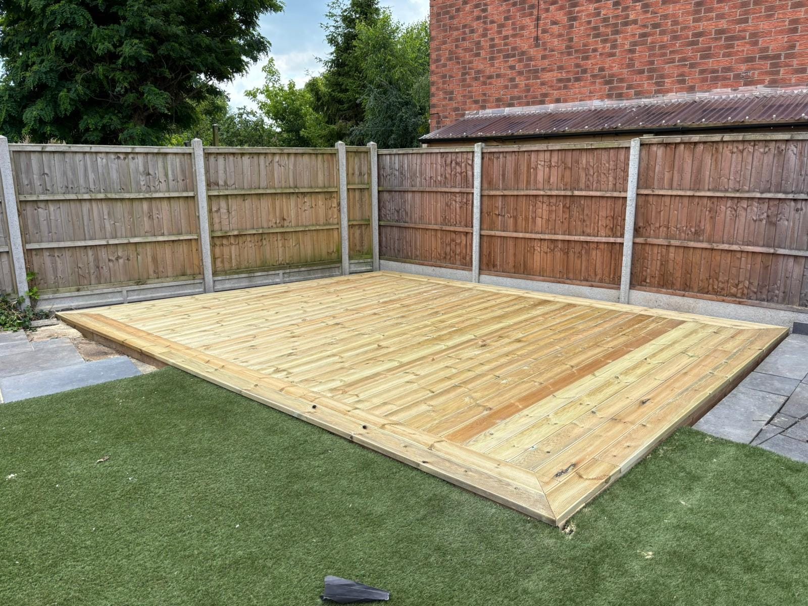 Domestic garden fencing and landscaping by Riverside Fencing Contractors