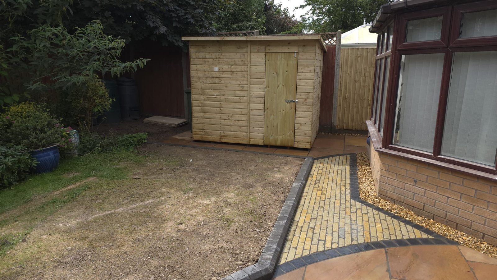 Domestic garden fencing and landscaping by Riverside Fencing Contractors
