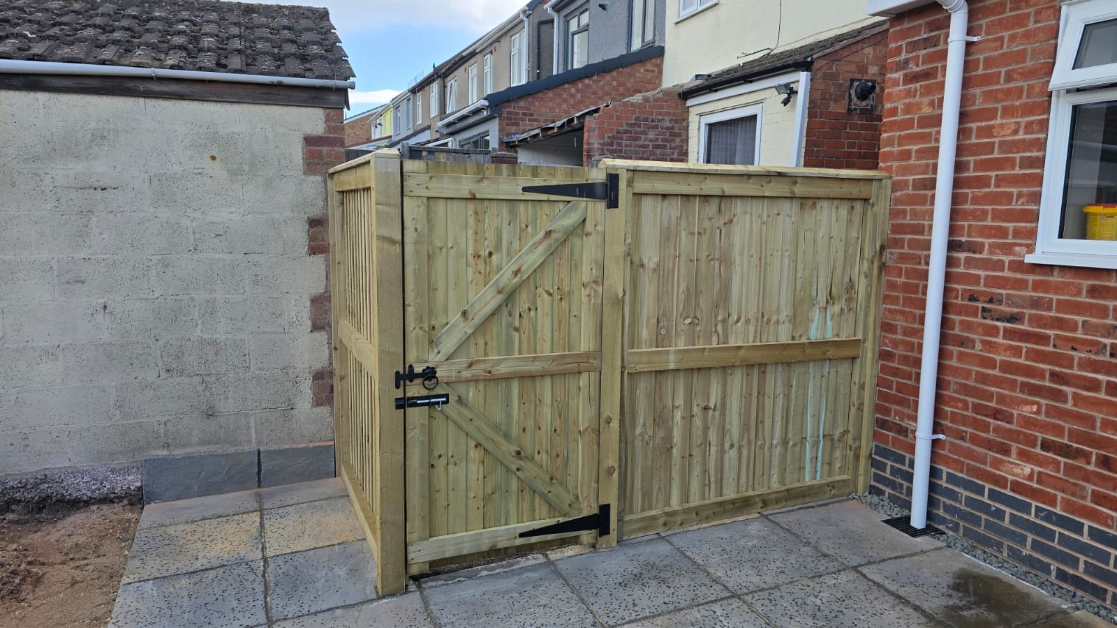 Domestic garden fencing and landscaping by Riverside Fencing Contractors